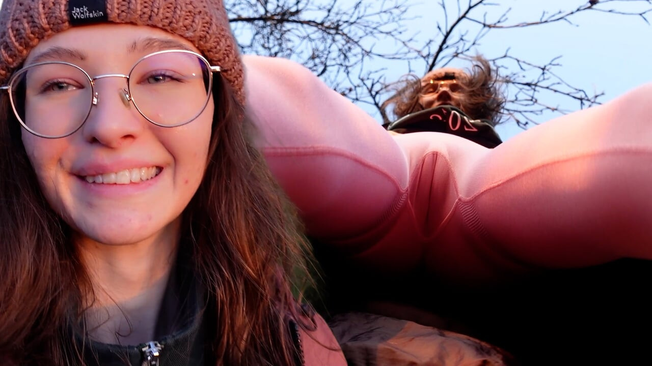 Mršava Djevojka Pokazuje Vanjski Cameltoe u Crvenim SportLeggins