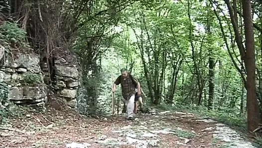 Gadis remaja nakal dientot sama pemandu dewasa di hutan