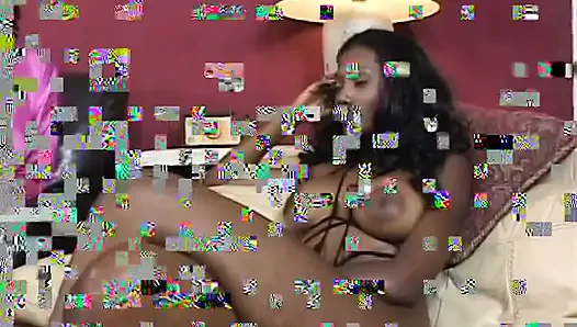 Lesbian nakal kulit hitam dengan lingerie seksi ngentot di sofa pakai mainan seks