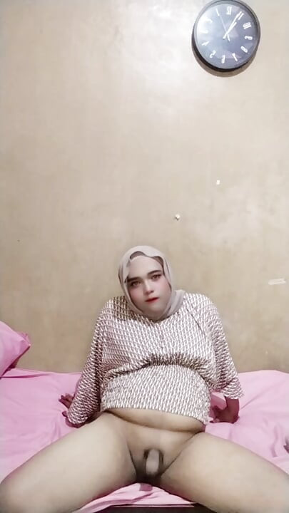 Ivvy travesti tesettürlü bir ay sonra azgın hissediyor. Sonra boşalıyor