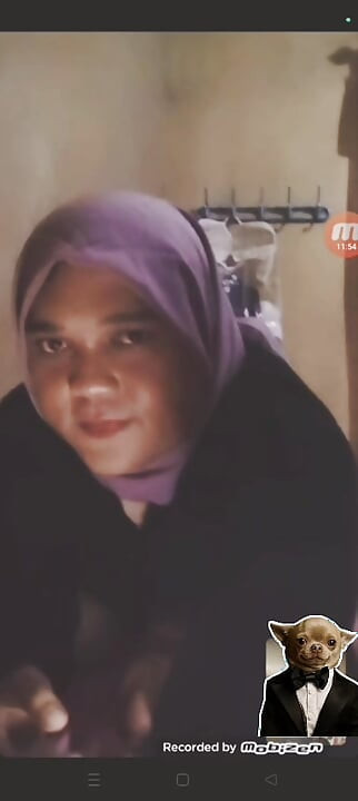 Ivvy se masturba hasta que se corre