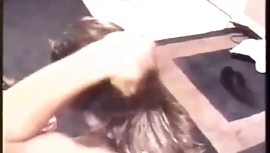 Seksi hatun büyük bir yarakla derinden penetrasyonlu sikişiyor