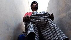 Rajesh masturbuje się kutasem na schodach i dochodzi w szkle