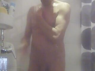 Olaf bierze prysznic