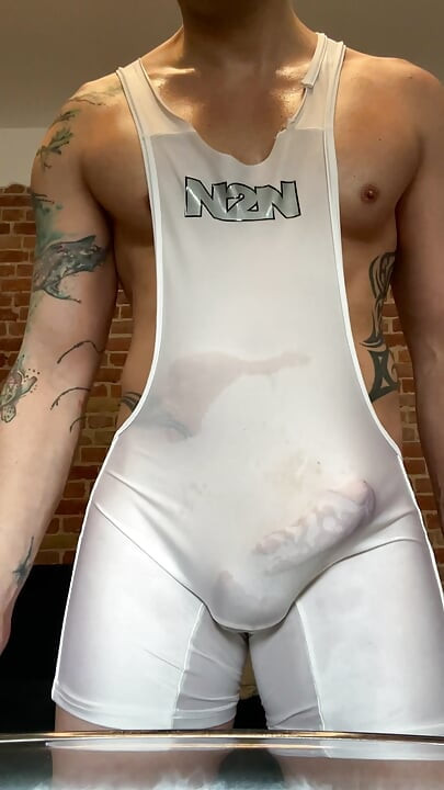 Cậu jock mịn mặc áo liền quần xoa cặc dày gân và bắn tinh