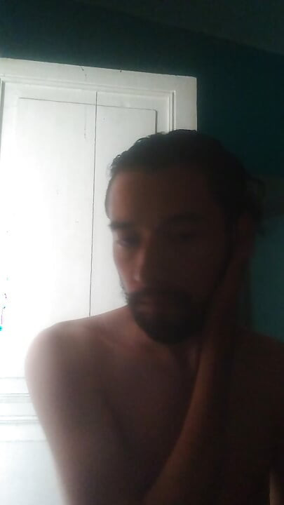 I record myself doing a skincare in the morning