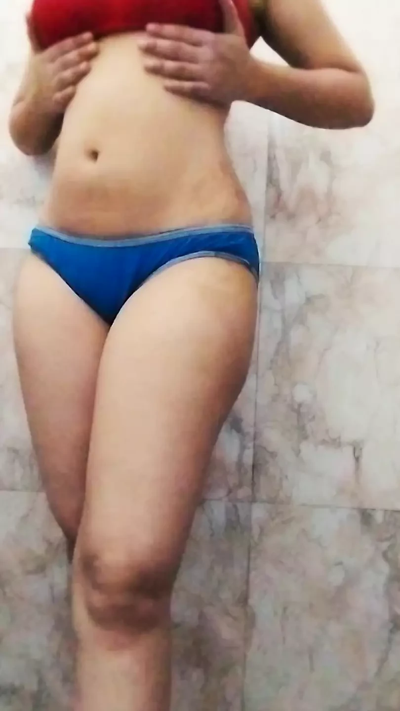 Wife desi ka nahate hue dekhta dewar ne