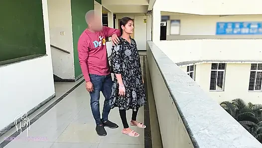 Komal mulai pacarnya di perguruan tinggi, dia mulai menolak bindas