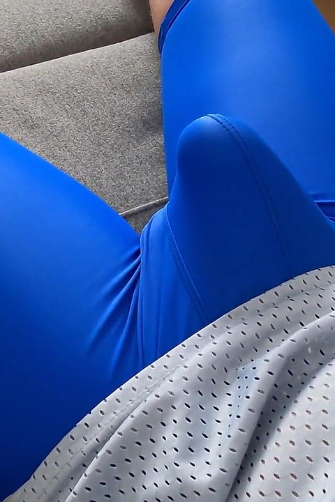 当我感觉到紧身裤的隆起时, 我勃起并射精.