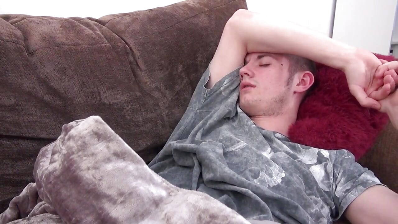 Duży tyłek brunetka z małymi cyckami ostro walił na kanapie