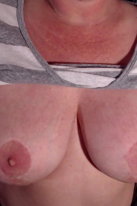 Hand-free boob bouncing peck control