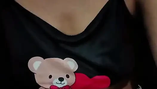 Sexy mädchen allein zu hause masturbiert