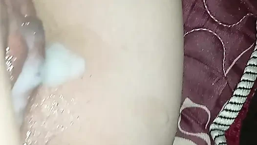 Onu yanında sikiyor ve amının üstüne boşalıyor