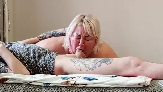 Ibu tiri menelan kontol dalam-dalam dan menelan air mani