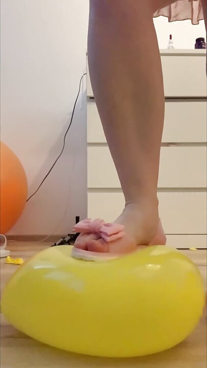 Écrasement de pieds et de ballons