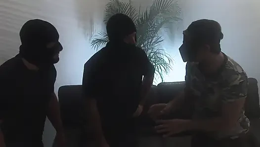 Грудастая брюнетка и две ее подруги-блондинки хардкорно сосут два инструмента ебаря