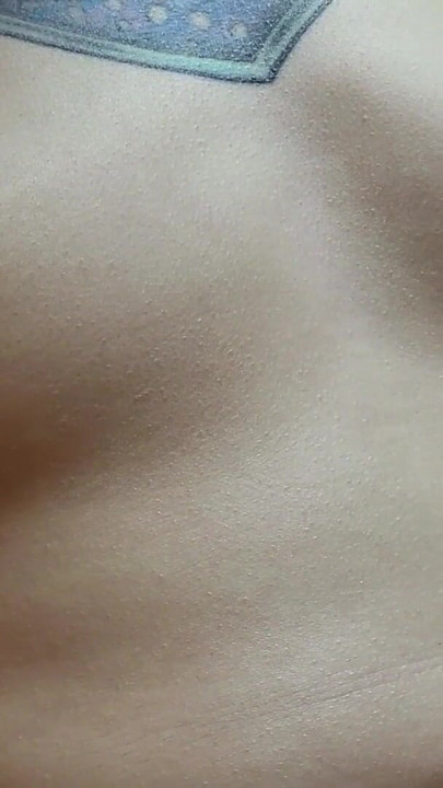 Kabarık meme uçları. Tatlı kız meme uçlarıyla oynuyor | Klip 2