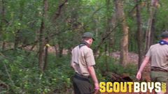 Schattige junior scout kijkt toe en probeert dan de lul van de oudere scout
