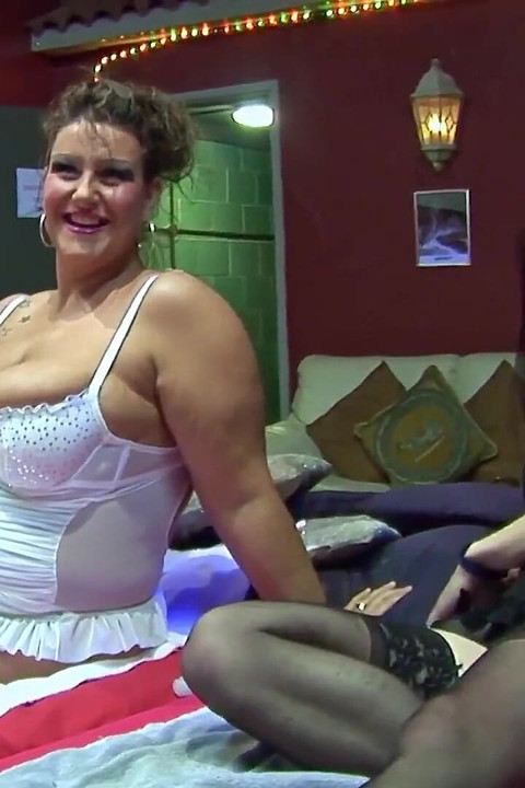 Peitos grandes e sexo em grupo com peitos planos