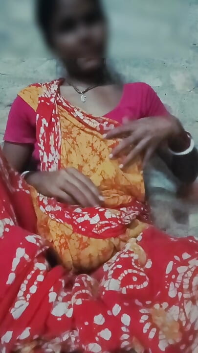 Indische schwarze bhabhi fickt gurke in ihre saftige rote muschi