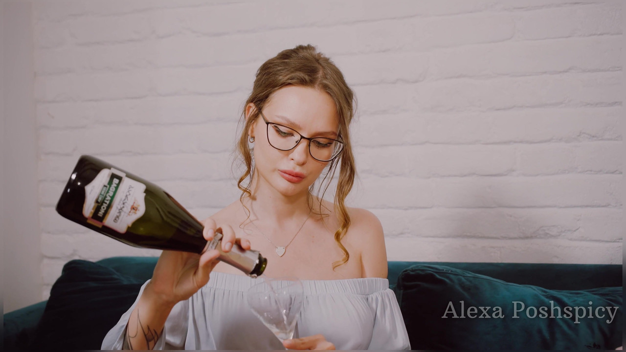 Bossy boss Alexa Poshspicy seduces assistant and cums wet in the hotel