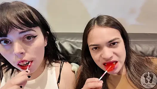 Vier mädchen lollipop kaugummi-fetisch küssen lecken