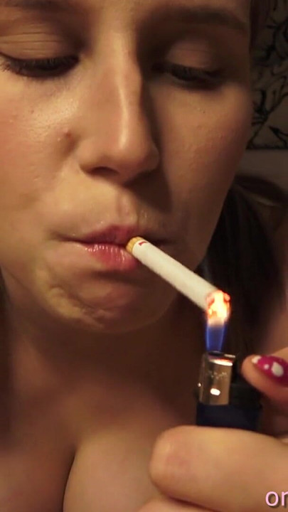 Momento emozionante da "Imparare a prendermi lo sperma in bocca mentre fuma una sigaretta"