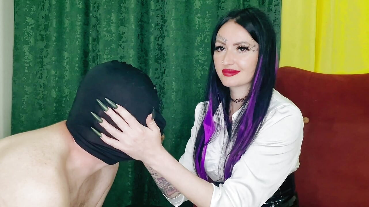 Escupir y bofetadas de la estricta dominatrix Nika. Bofetadas y escupir.