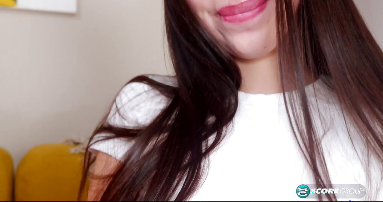 Lola Li, 18, jest klamrą z doskonałymi, dziarskimi kołatami