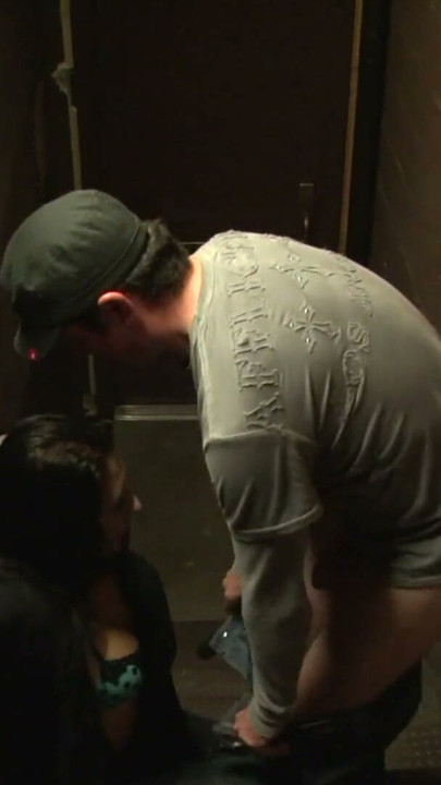 Erst in der U Bahn Station dann im Hotel weiter gefickt | Clip 1