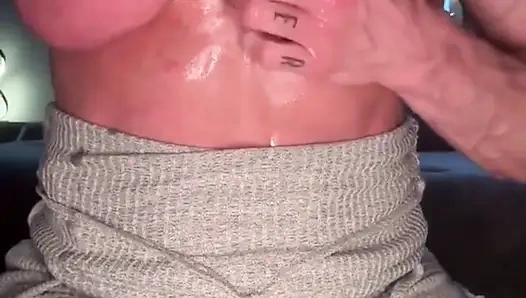 Гибкая мускулистая мамочка