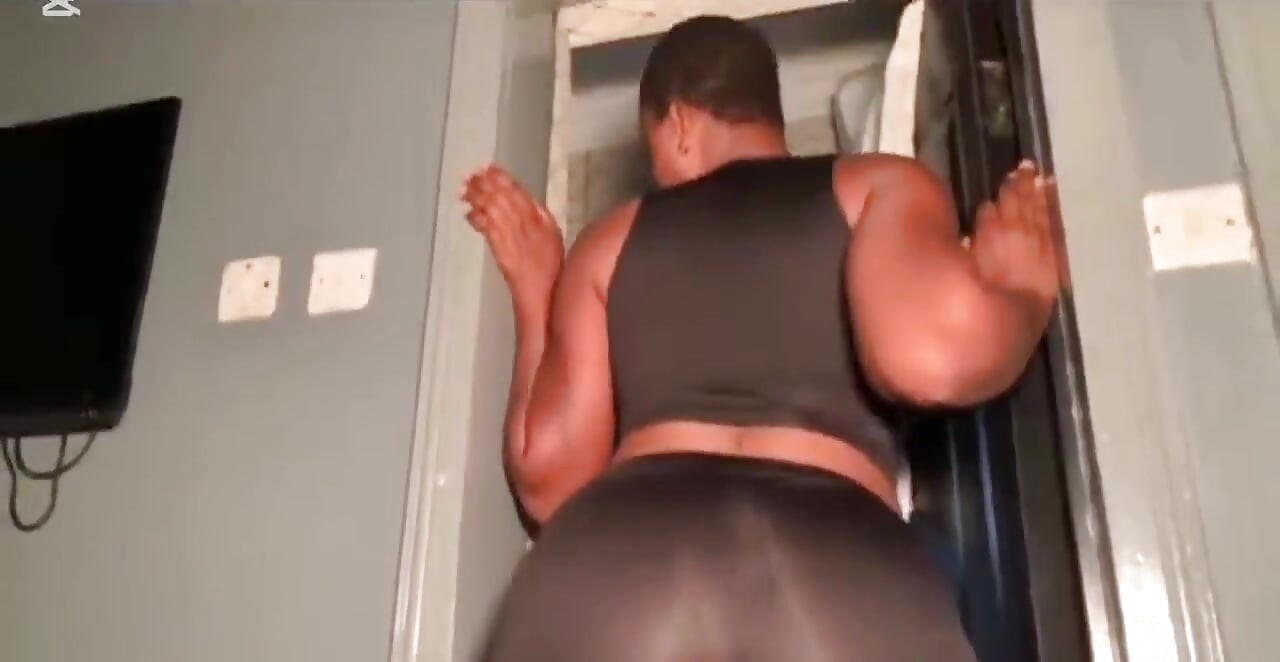 Ele foi recompensado por invadir a sala das madames com uma gozada