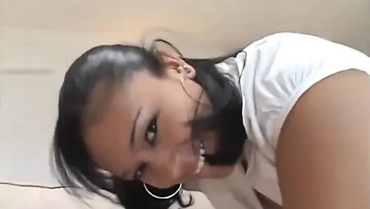 Kontol hitam besar ini terlalu besar untuk memeknya yang kecil