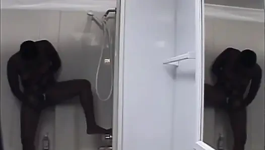 Siyah amcık tıraş olduktan sonra banyoda sikişiyor