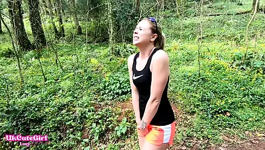 Sen izlerken dışarıda sevişmek zorunda kaldım: çaresizce koşu yapıyor