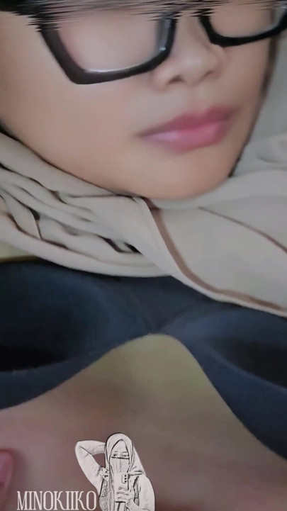 禁忌後座坐騎，頭巾大汗淋漓的女孩被租司機生猛幹，臉上被射滿精液 - 美濃子 | 短片 1