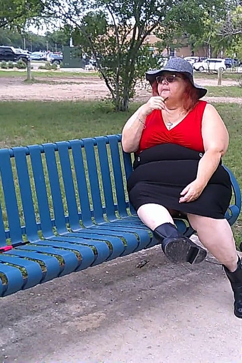 พยาบาล Vicki สูบบุหรี่ในสวนสาธารณะบนม้านั่งแต่งตัวทั้งหมด