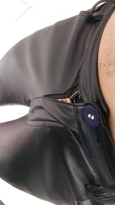 Lenjerie intimă neagră umedă + pantaloni din latex strălucitori - alunecând încet pentru tine