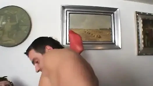 Seksi orta yaşlı seksi güzel vücut aşırı üçlü sekste iki büyük yarak tarafından sikiliyor