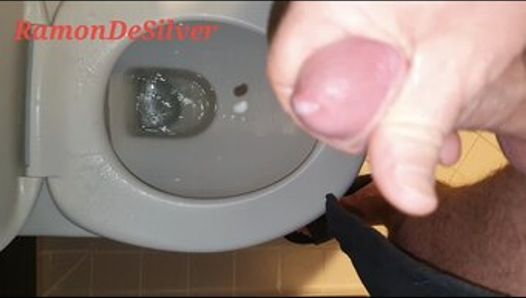 公衆トイレで欲求不満のラモンをしごくマスター、漏れる！