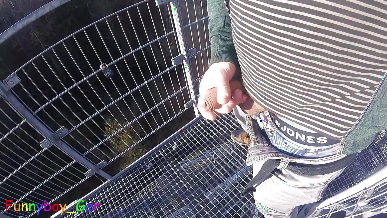 Я работаю над своим крайней плоть членом на улице на очень публичной смотровой вышке у реки.