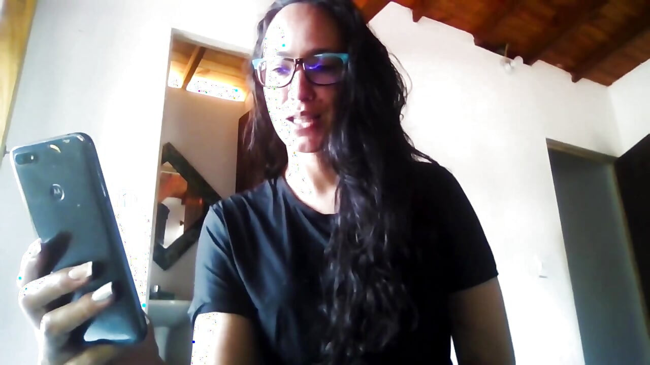 拉丁女孩在公共场合为她的男友拍摄情欲视频