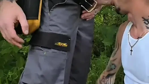 İnşaat işçileri açık havada sikişiyor ve boşalıyor
