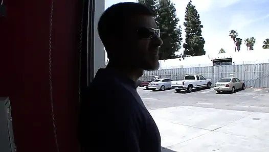 Sofa basah chica yang cantik mengharapkan terbuka lebar untuk memompa kontol besar