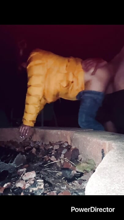 Mamă sexy fumează și este futută afară