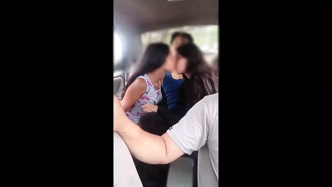 出租车摄像头记录我们，而2个女孩在后座给我口交