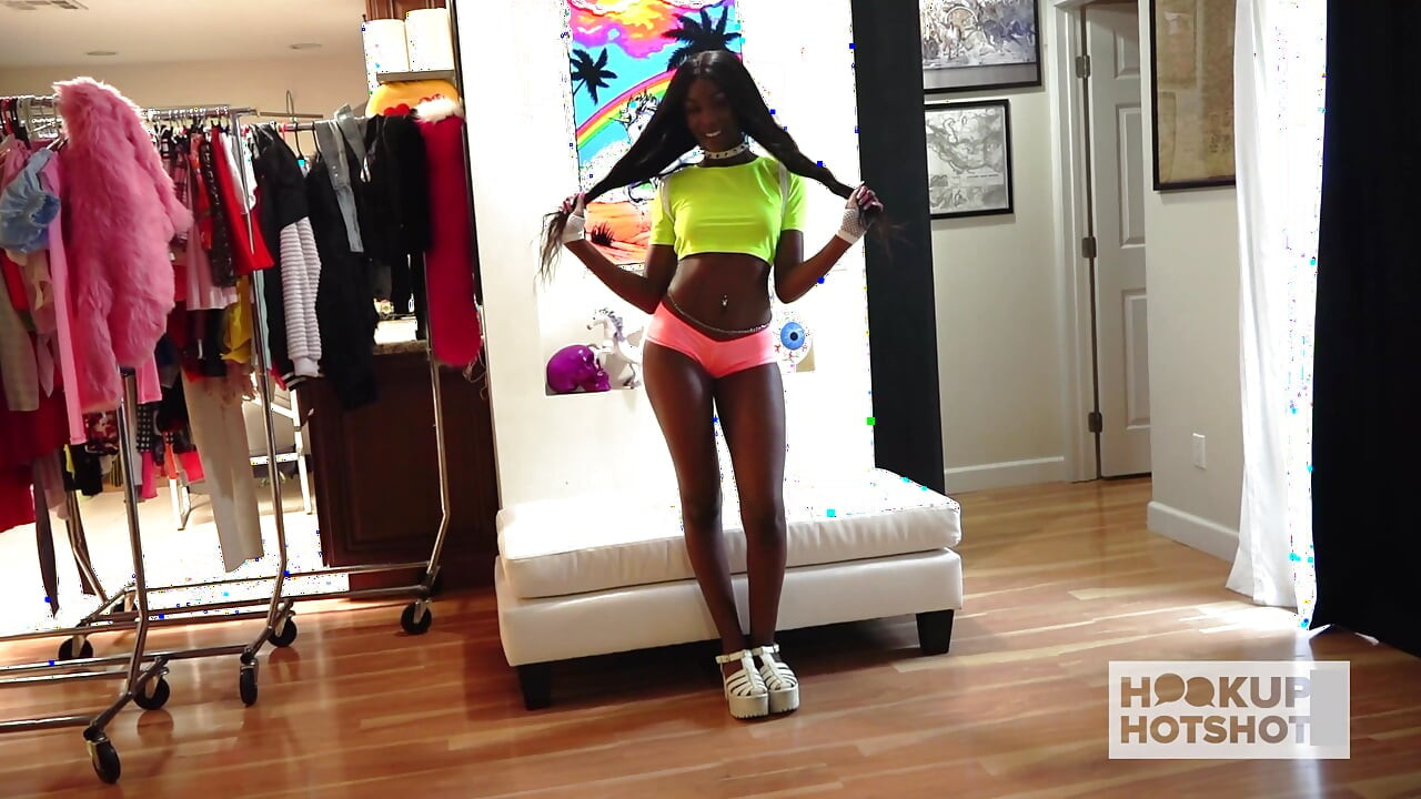 BTS - שחרחורת טורי מונטנה אוהבת להיזדיין עם בריאן גוזלינג