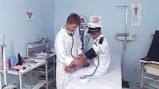 Marine caliente follada por el culo por un médico cachondo