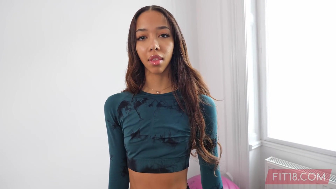 多民族のブラジル系ロシア人フィリピン人リア・リンが借金を支払うためにジムの所有者と性交