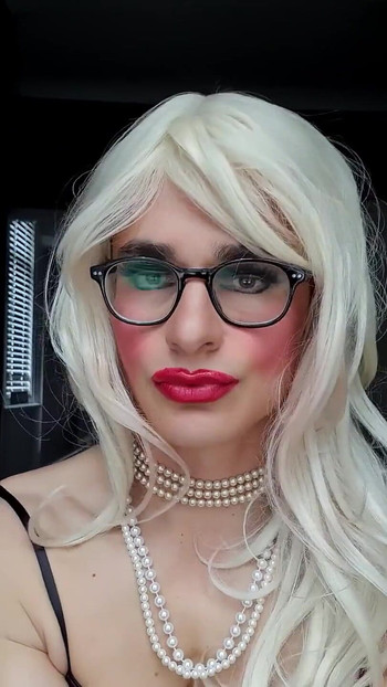 穿着我的黑色缎面礼服戏弄你, 全妆, 珍珠, 歌剧皮手套, 丝袜, 吊带, 珍珠, 贞操, 金发女郎